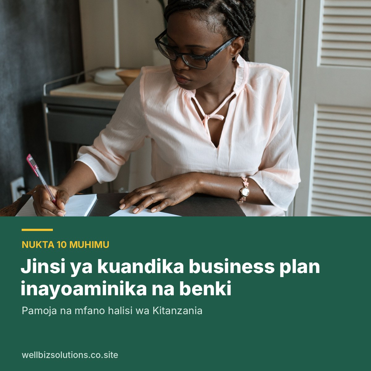 Mjasiriamali akiandika business plan mezani akiwa amezungukwa na chati, pamoja na kichwa Jinsi ya kuandika business plan inayoaminika na benki