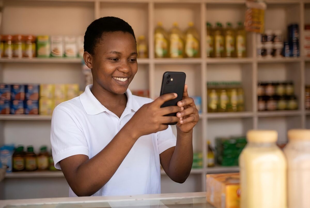 Mmiliki wa biashara ndogo akipiga picha za bidhaa dukani kwa ajili ya mitandao ya kijamii
